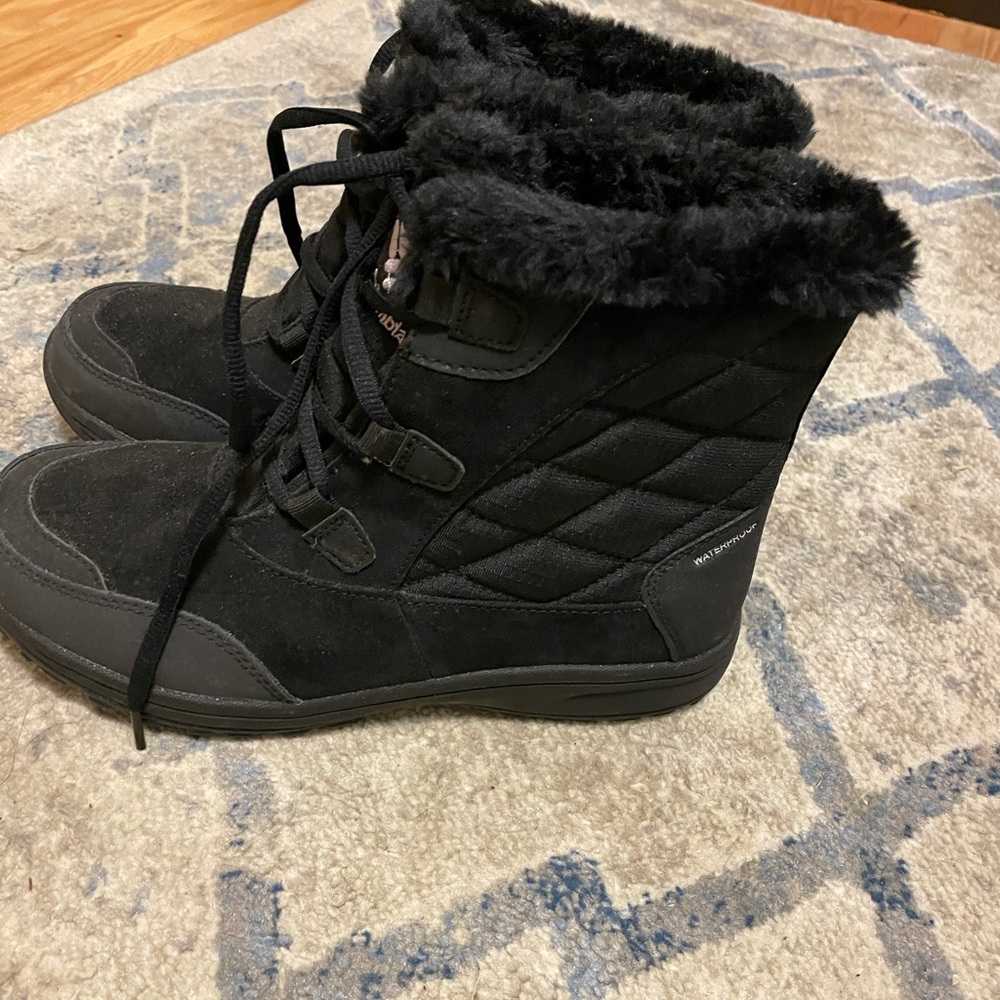 Columbia snow boots size 8.5 (runs small)